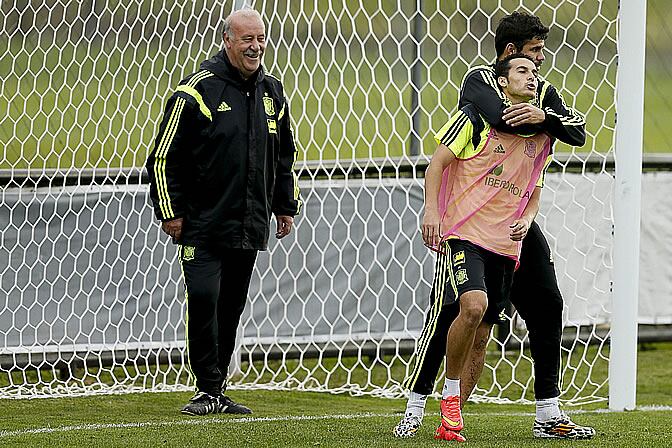 Pedro, junto a Diego Costa y Del Bosque en un entrenamiento de la Selección en Curitiba