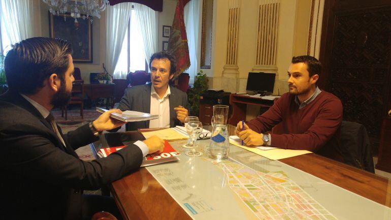 Reunión entre el alcalde de Cádiz, José María González, y el portavoz del PSOE, Fran González, para negociar los presupuestos municipales de 2018