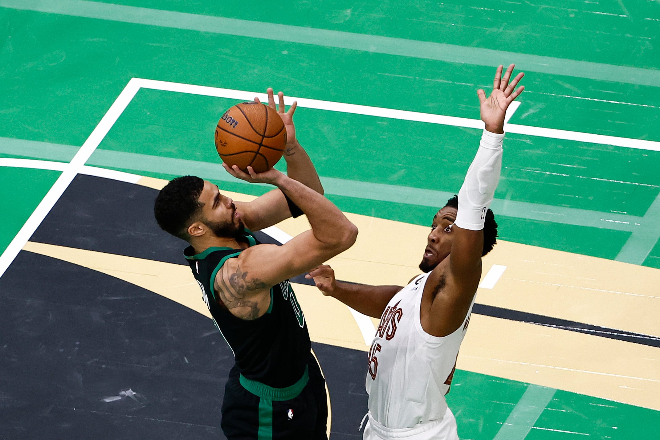 Jayson Tatum intenta anotar ante Donovan Mitchell en el partido en el que los Cleveland Cavaliers terminaron con su racha