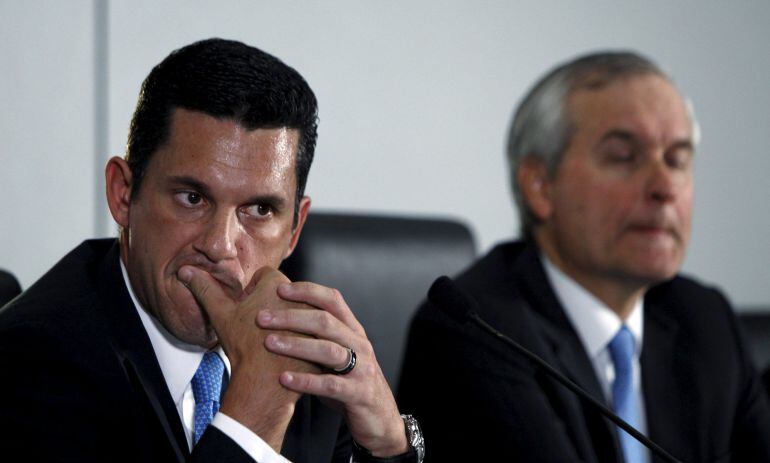 El ministro de Exteriores, Luis Hincapie (L), junto al ministro de Presidencia, Alvaro Aleman, durante la rueda de prensa