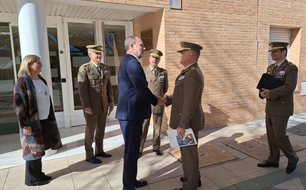 El rector de la UJA recibe al teniente general José Manuel de la Esperanza, en la puerta del Rectorado