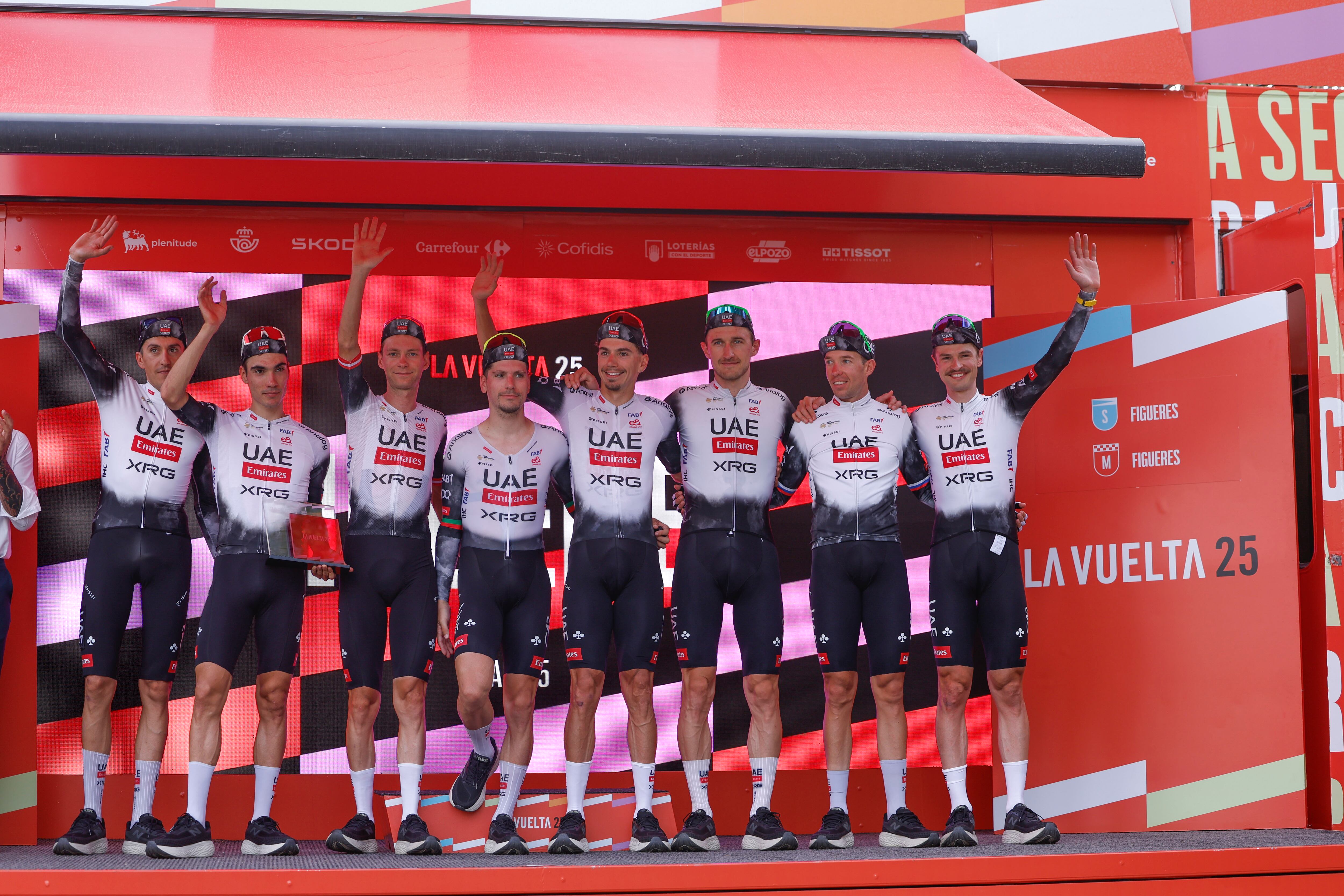 FIGUERES (GIRONA), 27/08/2025.- Los ciclistas del equipo UAE Emirates en el podio tras su victoria en la quinta etapa de la Vuelta a España, una contrarreloj por equipos de 24,1 kilómetros con salida y llegada en Figueres. EFE/ Javier Lizón