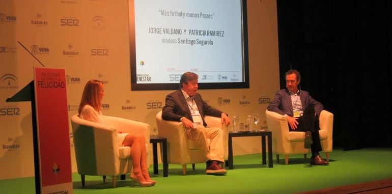 Patricia Ramírez, Santiago Segurola y Jorge Valdano en el Congreso de la Felicidad de Vejer