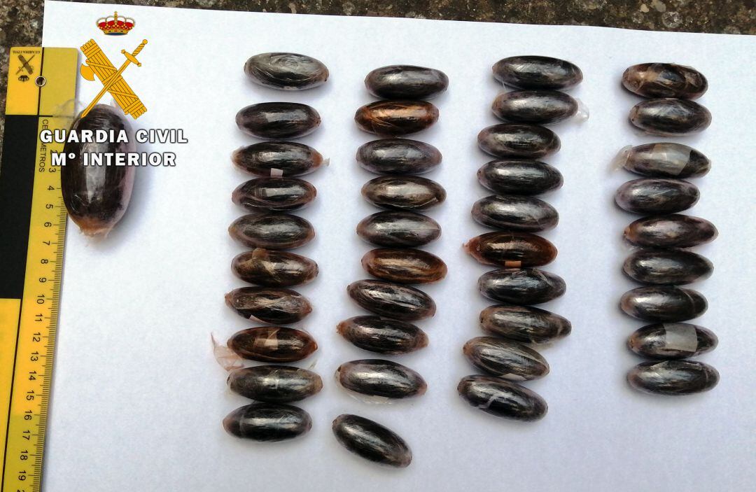 Los presuntos autores de un delito de tráfico de drogas fueron detenidos en la Autovía A-4, y se intervino 95 bellotas de hachís