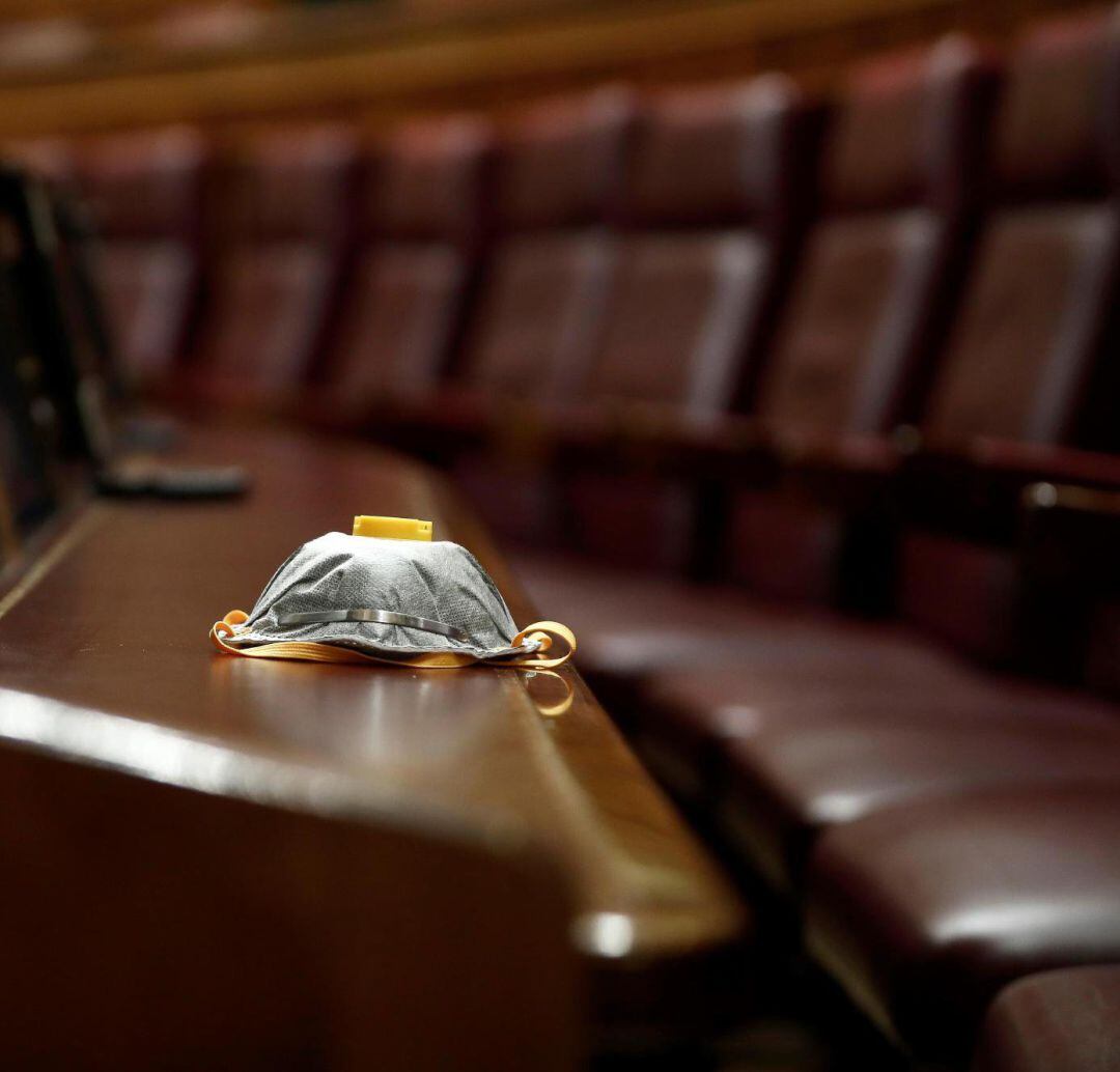 Una mascarilla de protección en un escaño durante el pleno celebrado este miércoles.