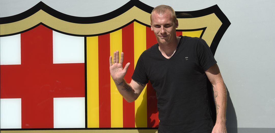 Jeremy Mathieu, durante su presentación como nuevo futbolista del Barcelona