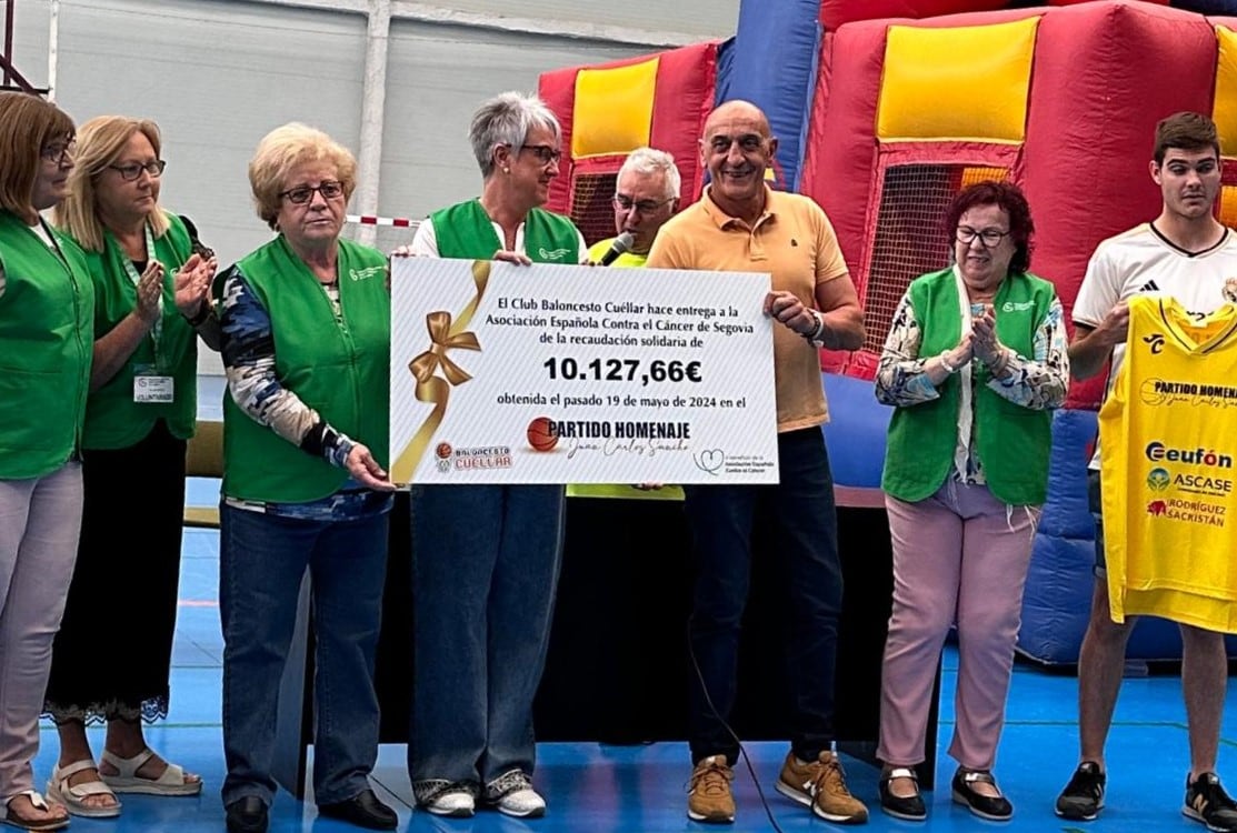 César Sancho entrega a las voluntarias de la AECC de Cuéllar el cheque con la cantidad recaudada en el partido homenaje a su hermano Juan Carlos Sancho