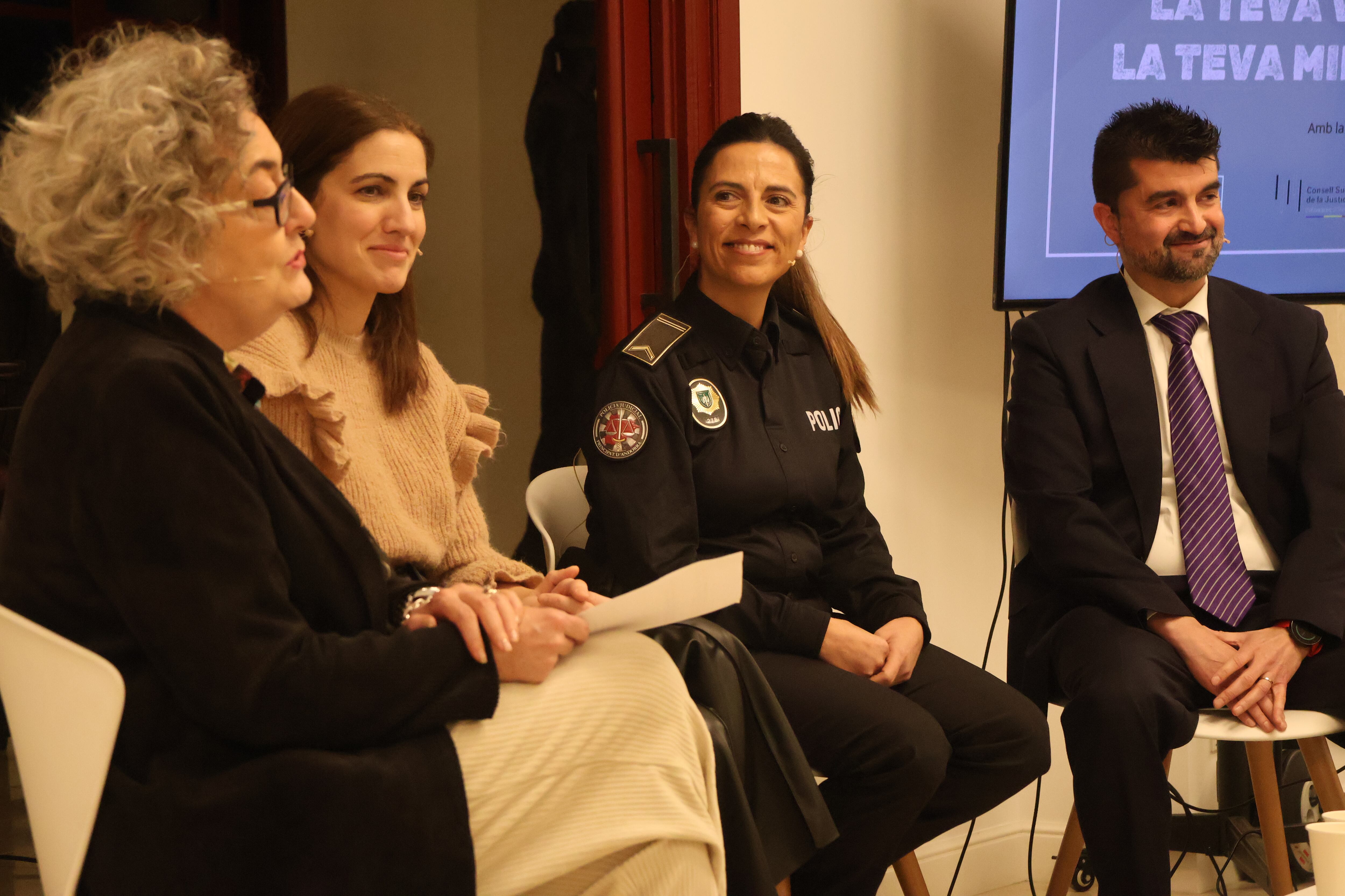 L'agent del grup de delictes contra les persones, Dolors Artuñedo, el fiscal general adjunt, Ivan Alís, la psicòloga del Servei d'Atenció a les Víctimes de Violència de Gènere del Govern, Mònica Álvarez, i la moderadora, l’anterior secretària general de l'IAD, Montse Ronchera.