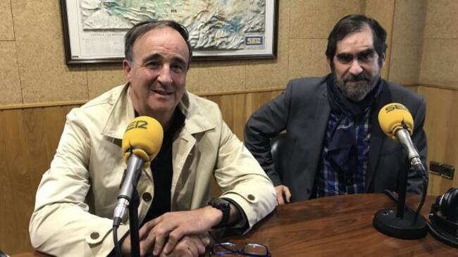 Santiago Yubero y Javier Espinosa en los estudios de SER Cuenca.