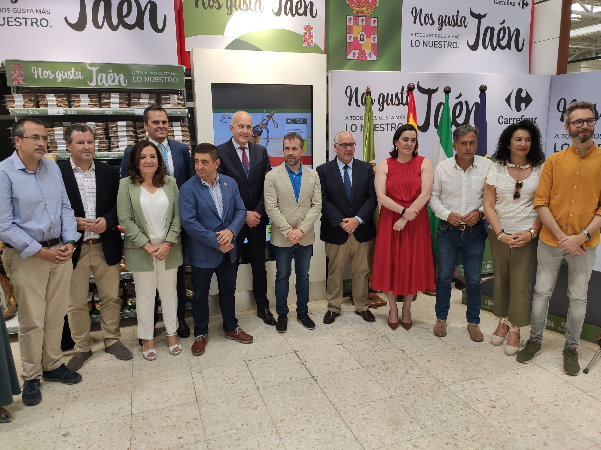 Numerosas autoridades posan en una foto ante productos Degusta Jaén que se exhiben en Carrefour