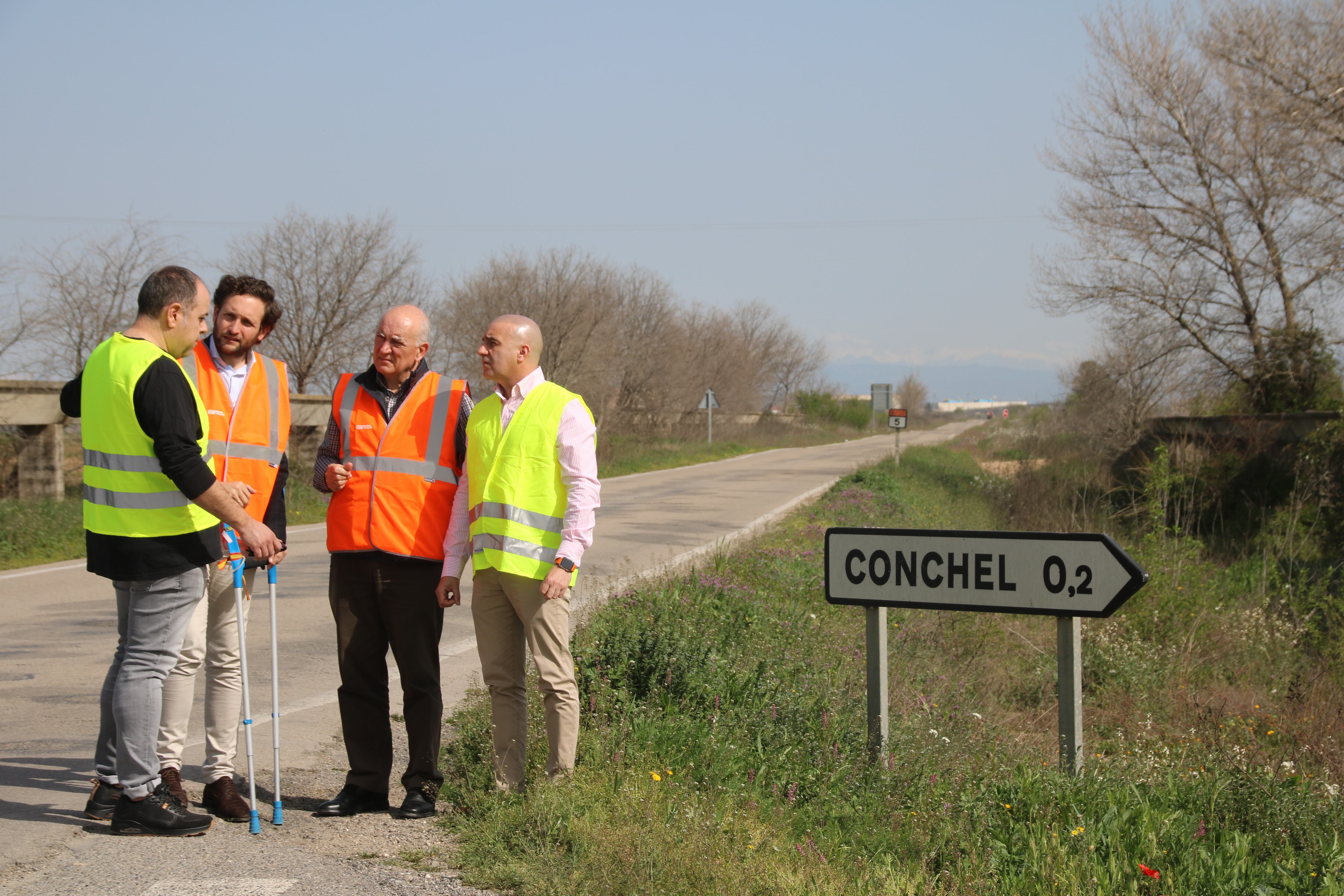Miguel Ángel Arminio comprobaba el estado de la carretera junto a Isaac Claver, Carlos Perella, y Sergio Miranda: Foto: Ayuntamiento de Monzón