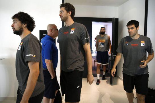 GRA169. BERLÍN, 04/09/2015.- Los jugadores de la selección española de baloncesto Sergio LLull, Pau Gasol y Fernando San Emeterio (i-d) en el hotel de concentración en Berlín, apenas veinticuatro horas antes del debut en el Eurobasket 2015 ante Serbia. EF