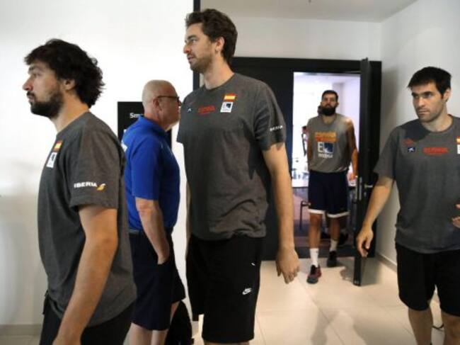 GRA169. BERLÍN, 04/09/2015.- Los jugadores de la selección española de baloncesto Sergio LLull, Pau Gasol y Fernando San Emeterio (i-d) en el hotel de concentración en Berlín, apenas veinticuatro horas antes del debut en el Eurobasket 2015 ante Serbia. EF