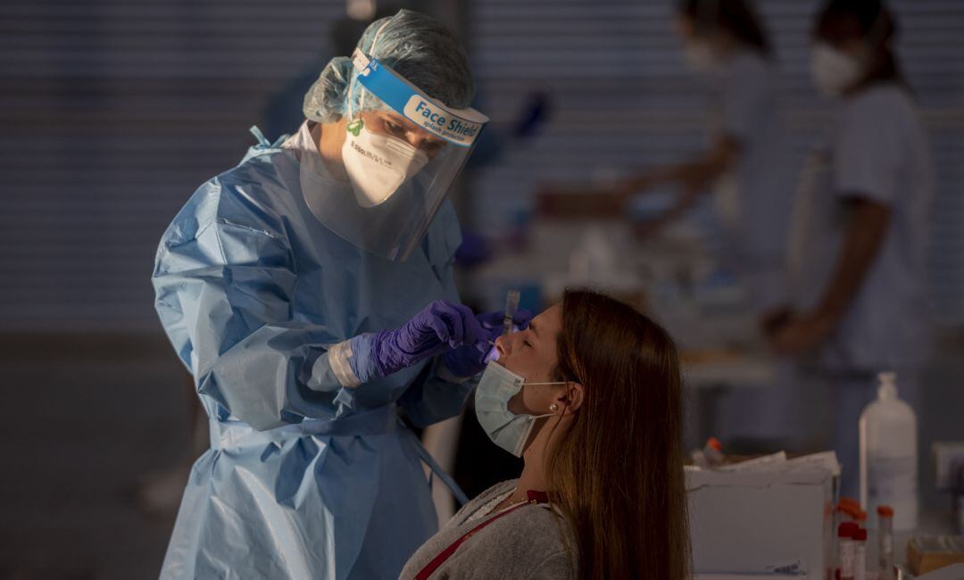 Una sanitaria haciendo una PCR