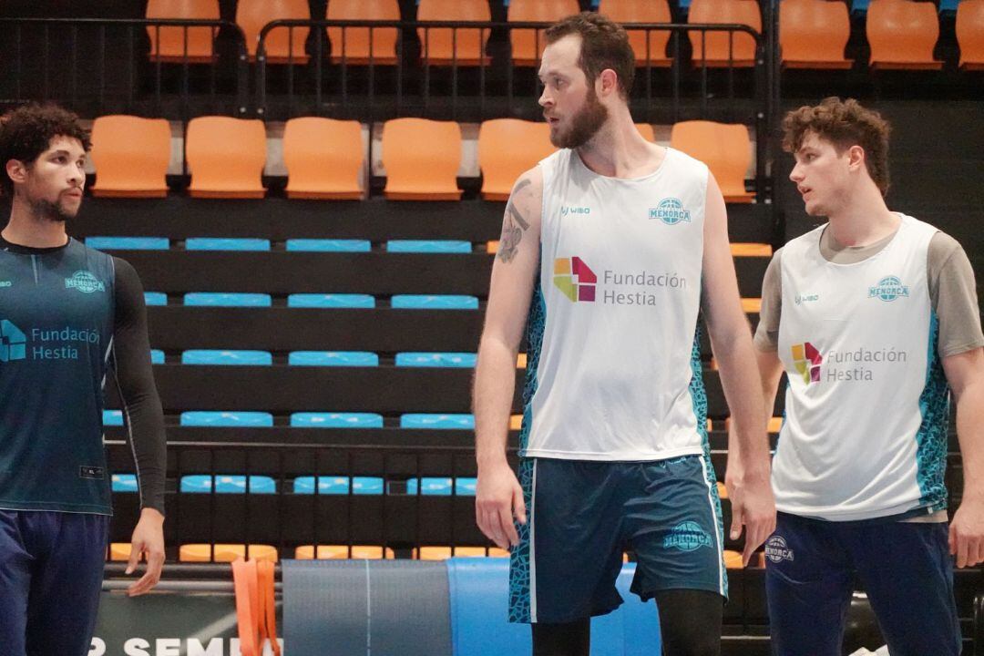 El pivot neerlandès ja torna a entrenar amb l'equip però enacra li queda per a tornar a jugar a LEB Plata.