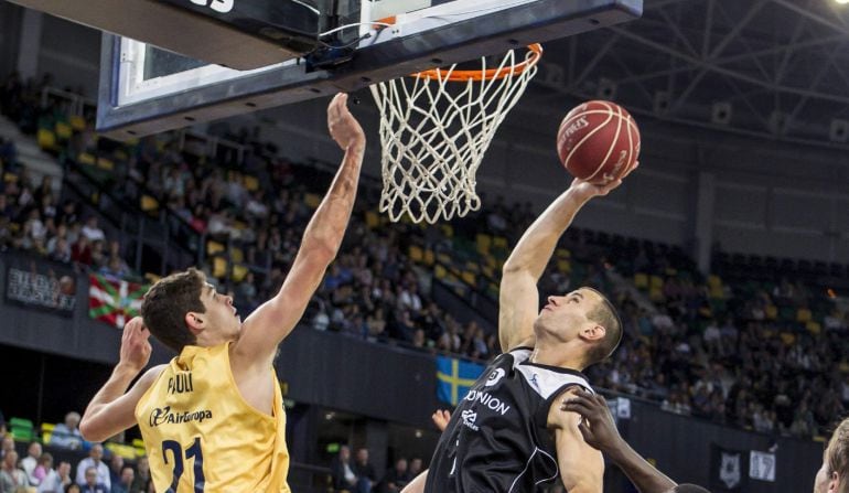 GRA153 BILBAO (Pais Vasco) 18/10/2015.-El jugador del Bilbao Basket Alex Ruoff (d) y Oriiol Paulí (iz.) del Herbalife Gran Canaria,durante el partido de la segunda jornada de la Liga Endesa que ambos equipos han disputado hoy en Bilbao. EFE/IÑAKI ANDRÉS