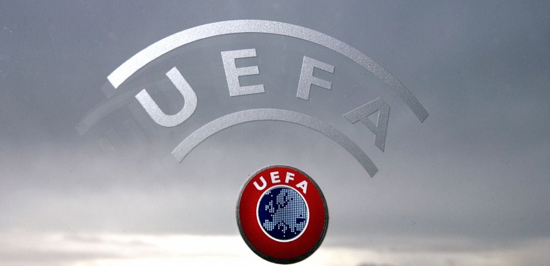 El logo de la UEFA en la sede oficial del organismo europeo