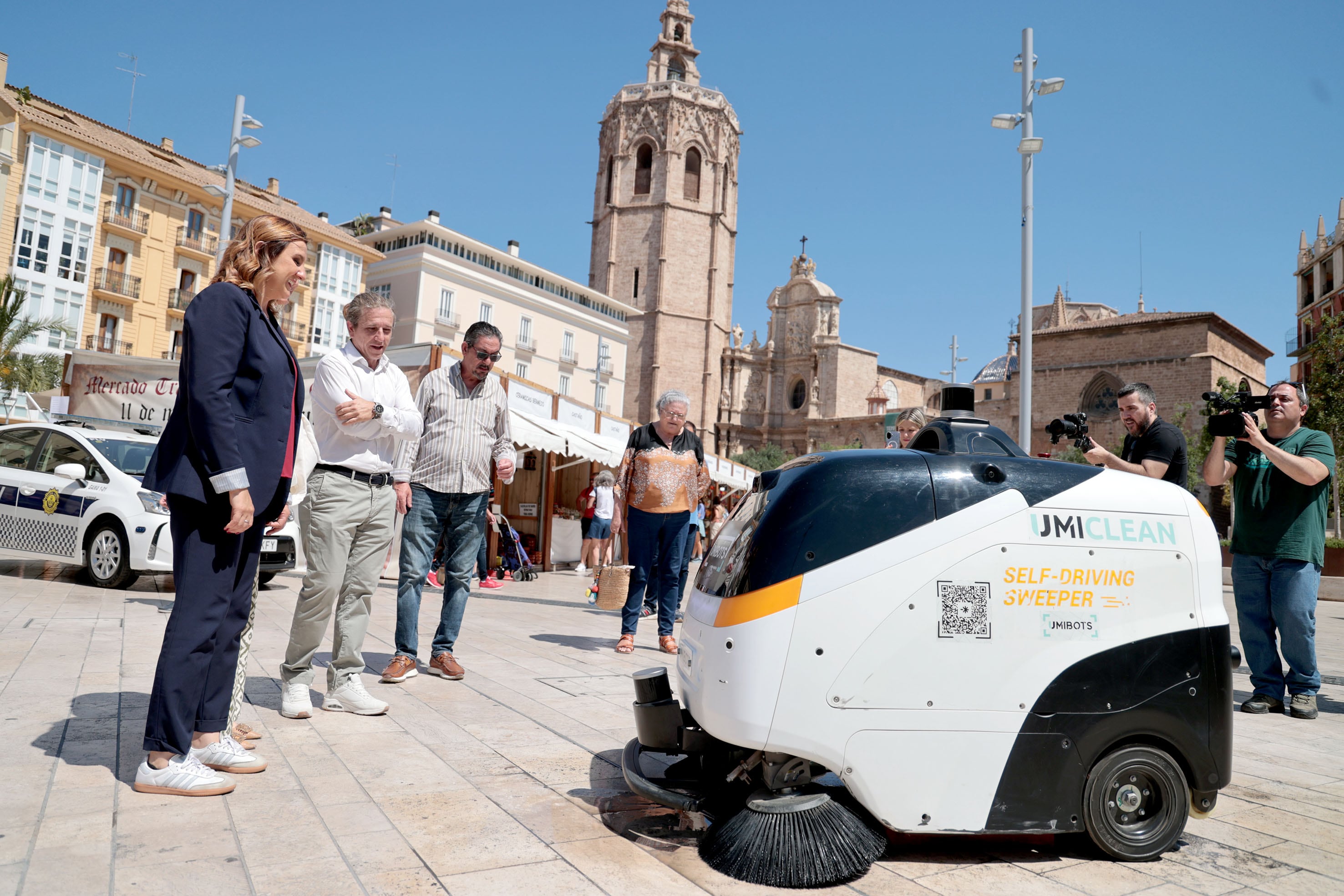 L&#039;alcaldessa de València, María José Catalá, assistix a la prova del nou projecte pilot d’un vehicle autònom de neteja viària