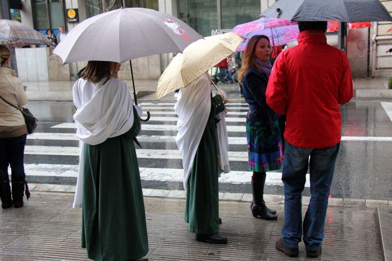 Nazarenos de La Esperanza camino de Santa Ana bajo la lluvia