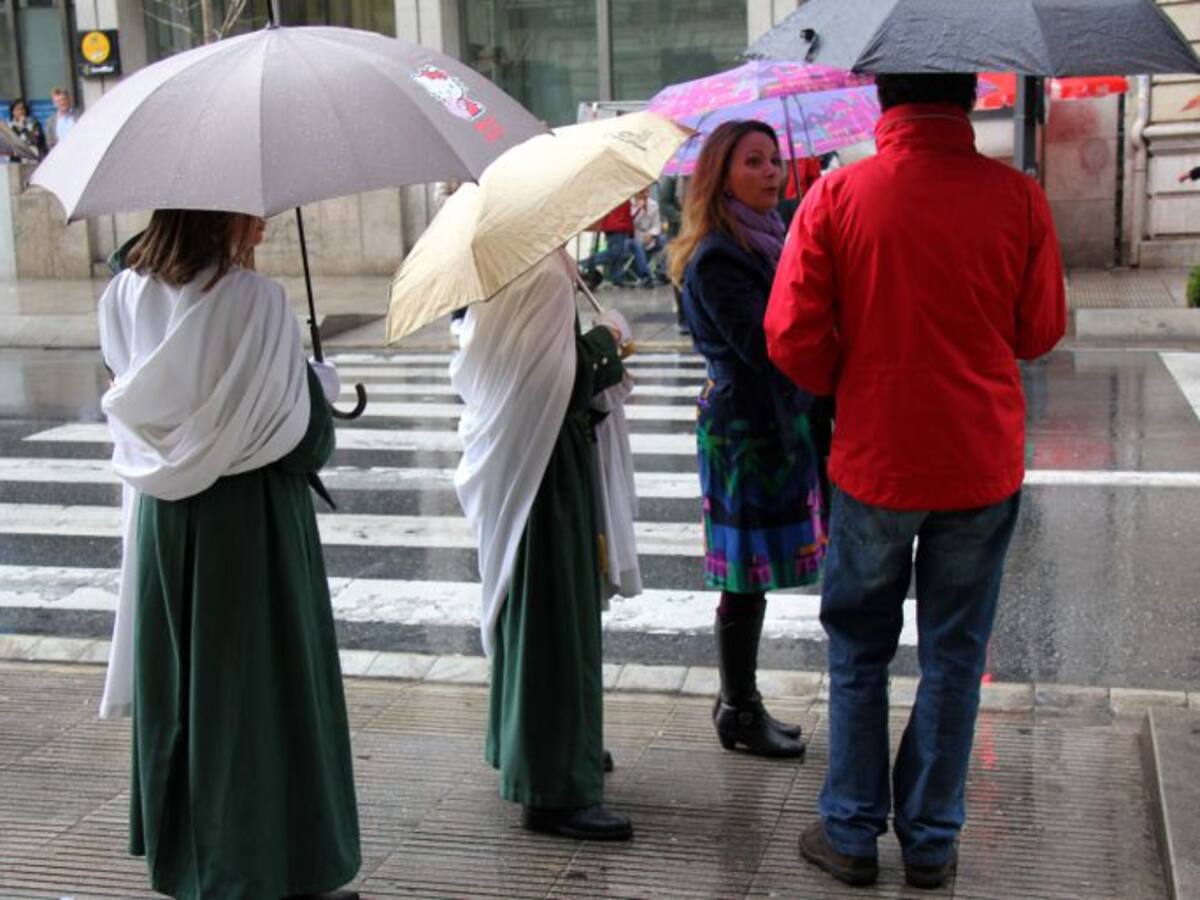 Los cofrades empiezan a mirar al cielo