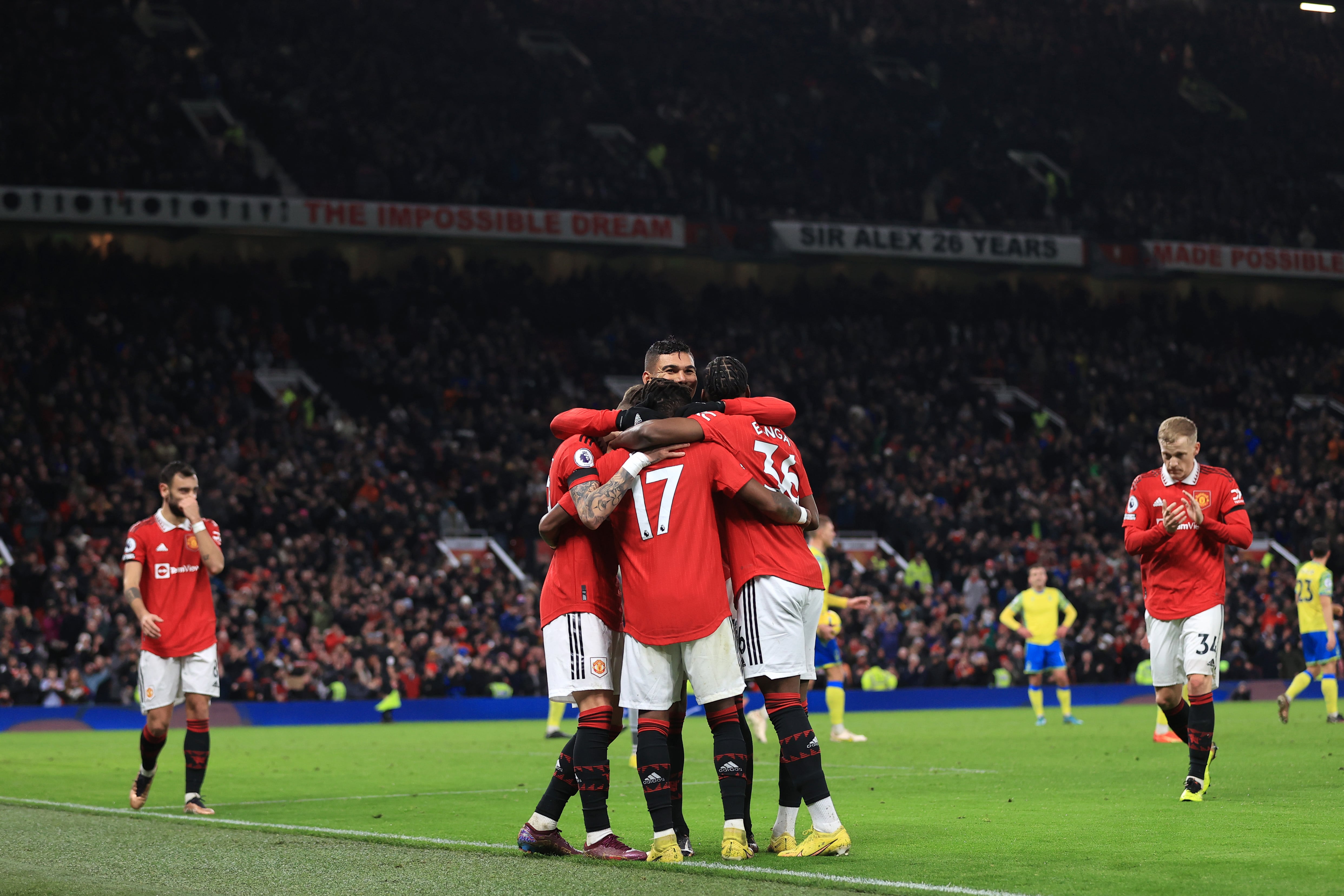 Jugadores del Manchester United se abrazan tras el tercer gol.