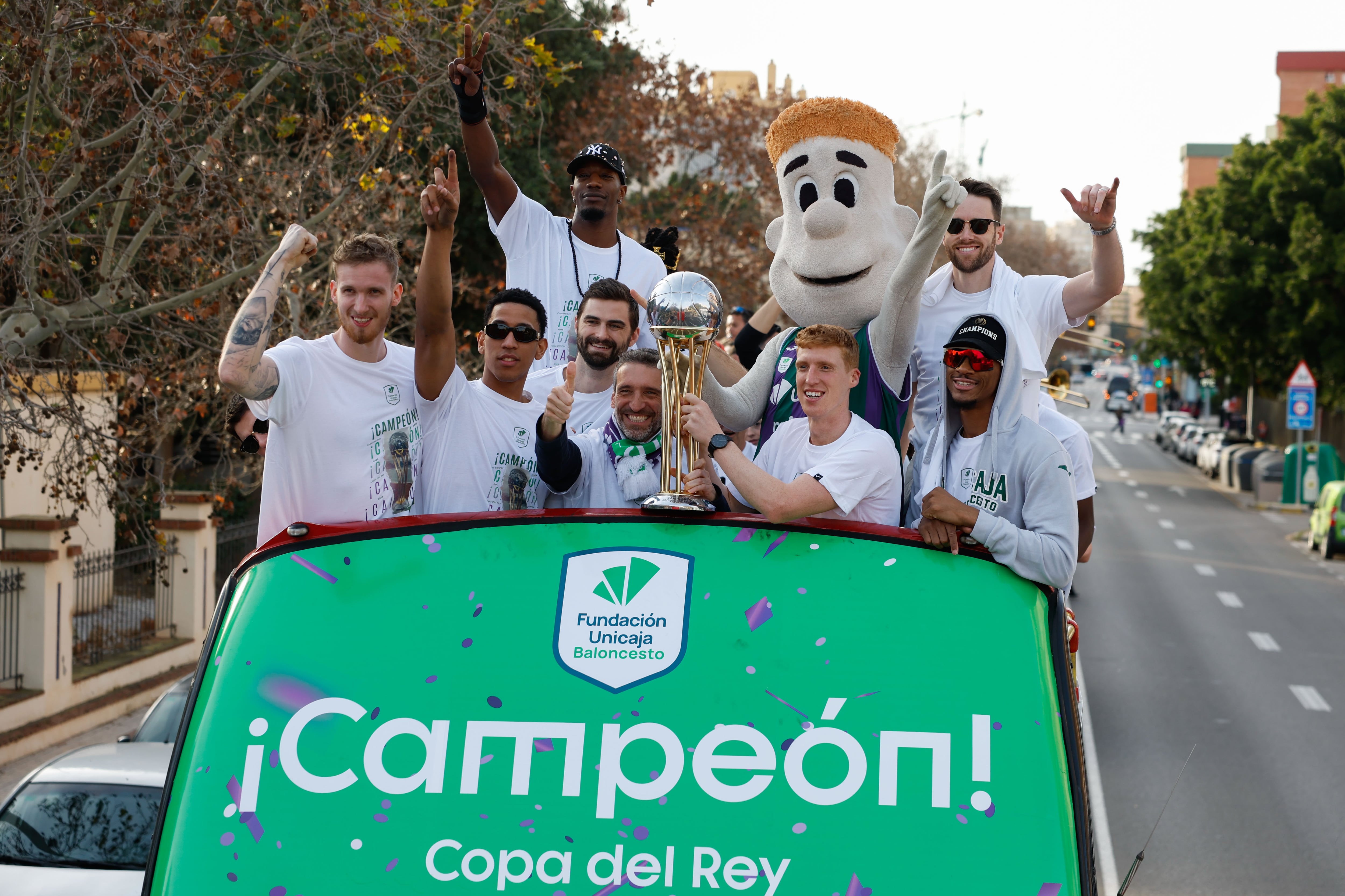 MÁLAGA, 17/02/2025.- Los jugadores del Unicaja celebran con la afición su tercer título de Copa del Rey, este lunes en Málaga. EFE/ Jorge Zapata
