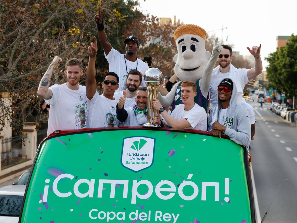 El Unicaja festeja ante cientos de seguidores el título de la Copa del Rey
