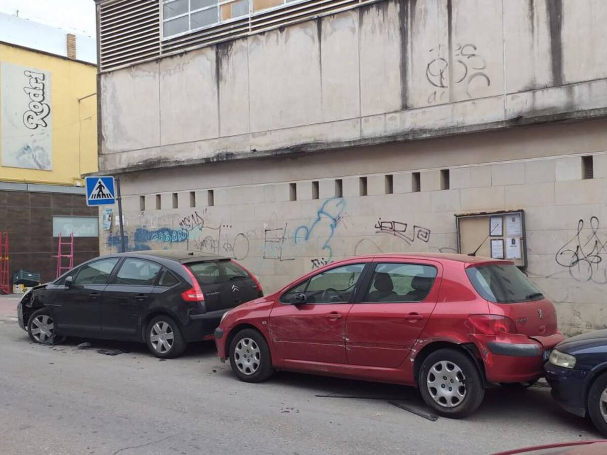Un accidente con un camión provoca numerosos daños en vehículos en la calle Baños