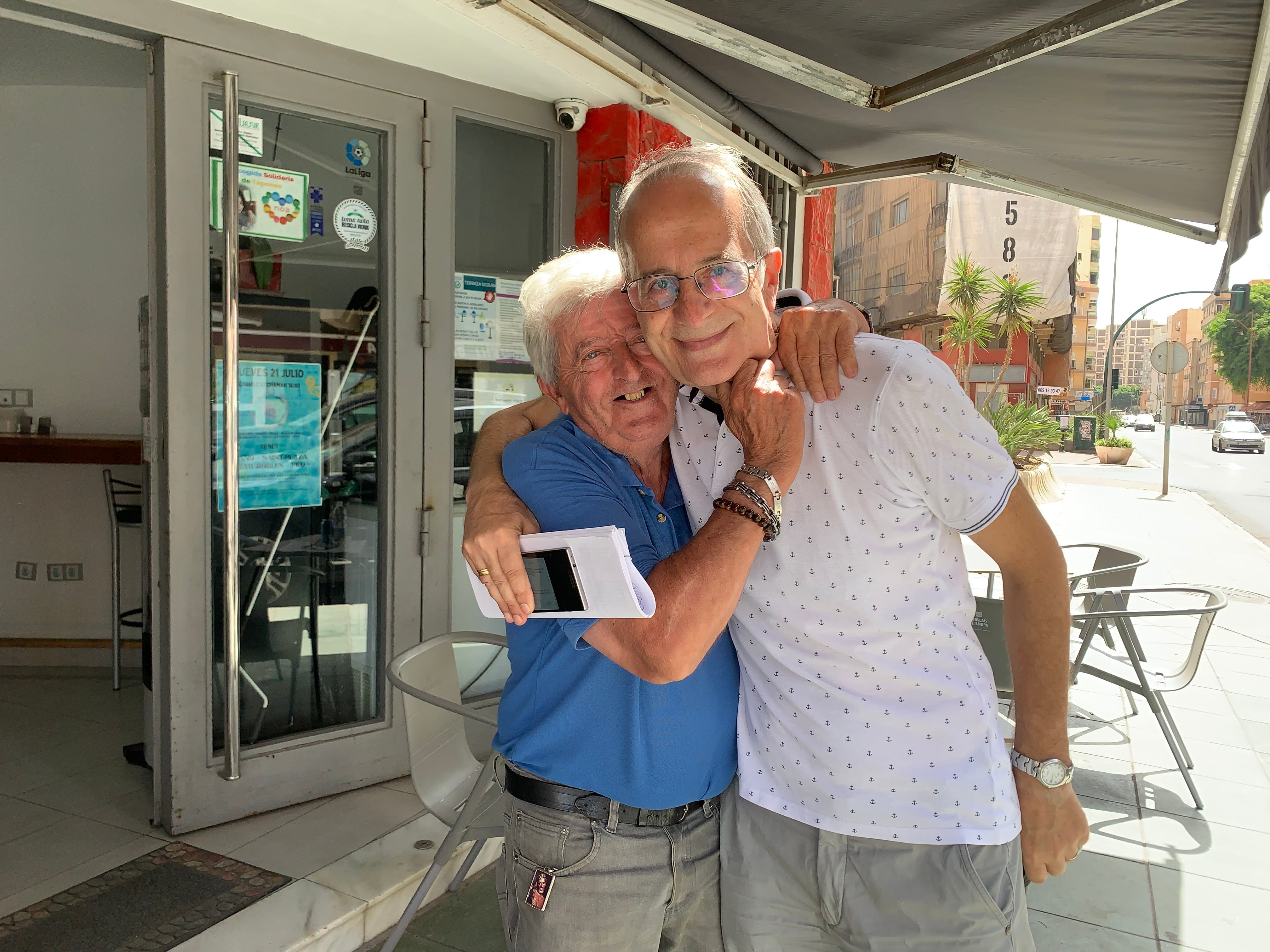 Manolo de la Poza siempre tan cariñoso con sus compañeros.