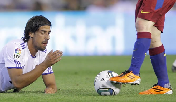 El centrocampista alemán del Real Madrid, Sami Khedira, durante el partido, correspondiente a la final de la Copa del Rey, que FC Barcelona y Real Madrid disputan esta noche en el estadio de Mestalla, en Valencia.