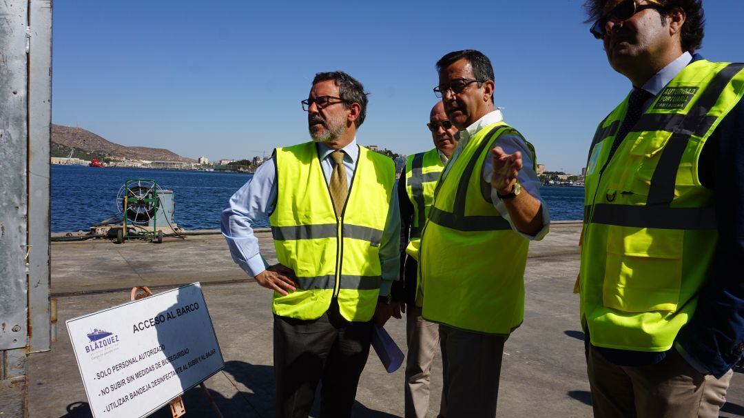 El delegado de Gobierno, Francisco Jiménez, durante su visita al Puerto de Cartagena