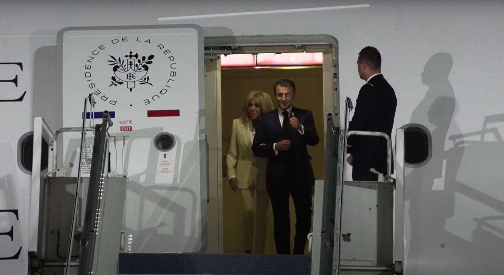 El presidente de Francia, Emmanuel Macron y su esposa, Brigitte Macron, a su llegada a Indonesia como parte de su viaje al sudeste asiático, este 27 de mayo de 2025.