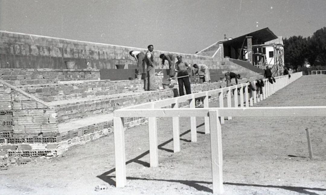 Imagen de operarios trabajando en la construcción del estadio Carlos III a mediados del Siglo XX en Toledo