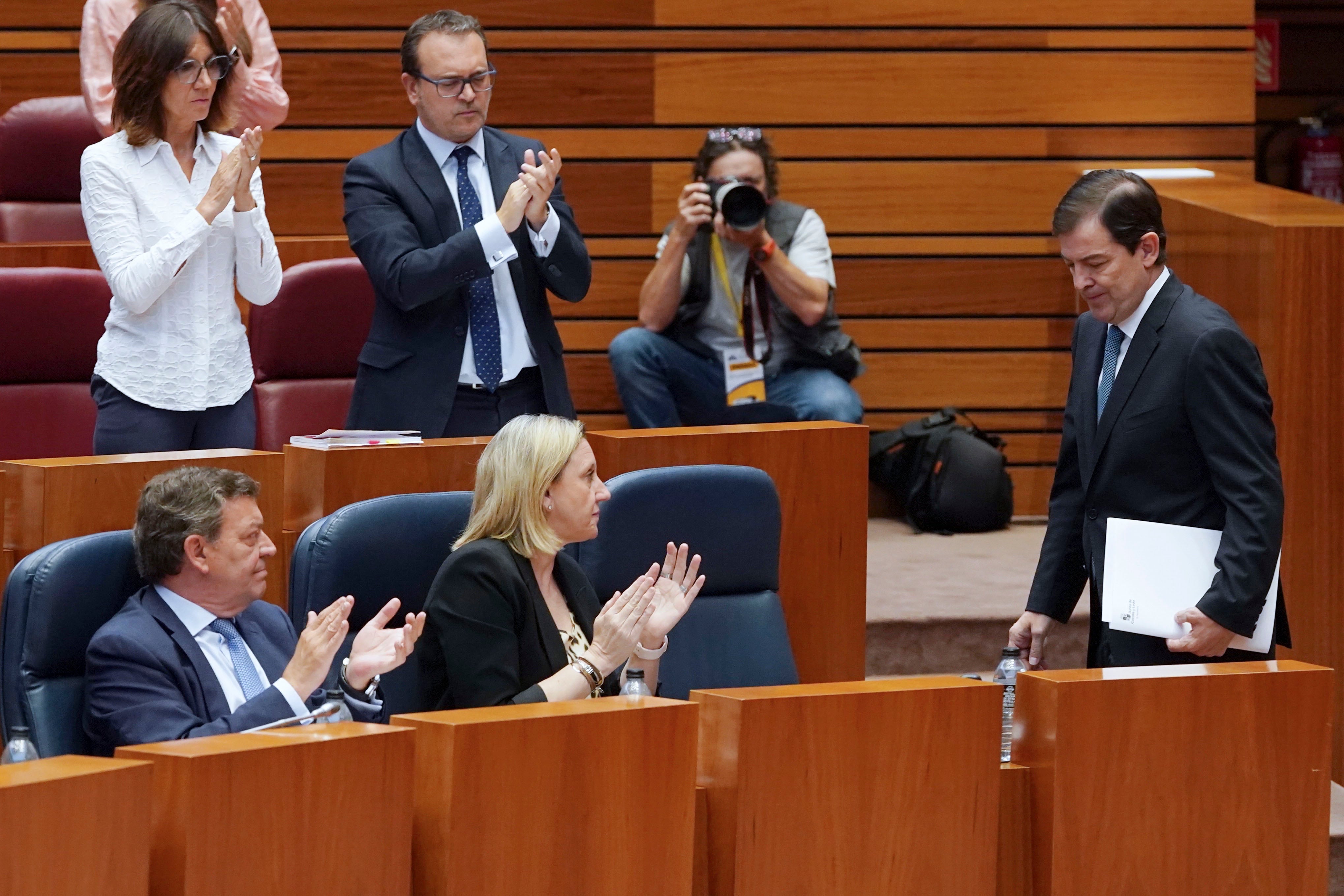 VALLADOLID, 29/08/2025.- El presidente de la Junta de Castilla y León, Alfonso Fernández Mañueco (d), recibe los aplausos de los miembros de su gobierno, tras comparecer ante el pleno extraordinario de las Cortes de Castilla y León para analizar su gestión de la prevención y extinción de incendios forestales en esta Comunidad, donde han ardido en este agosto más de 141.000 hectáreas de terreno, la mayor parte en León y Zamora, según la primera estimación del Ejecutivo autonómico.EFE/Nacho Gallego
