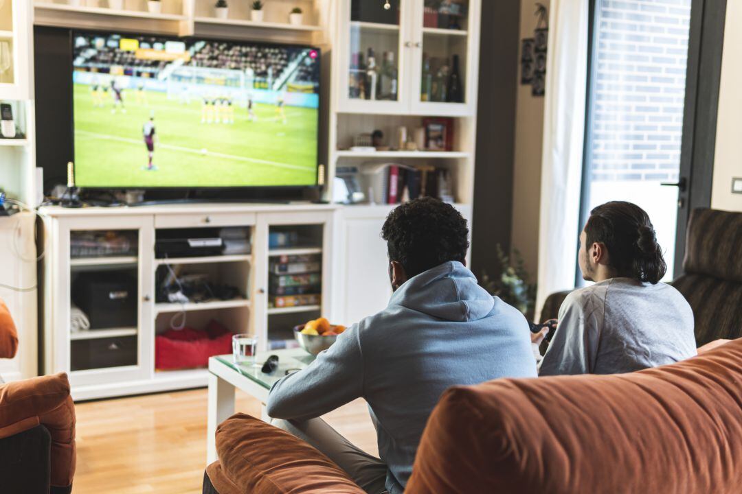 Dos jóvenes viendo la tele