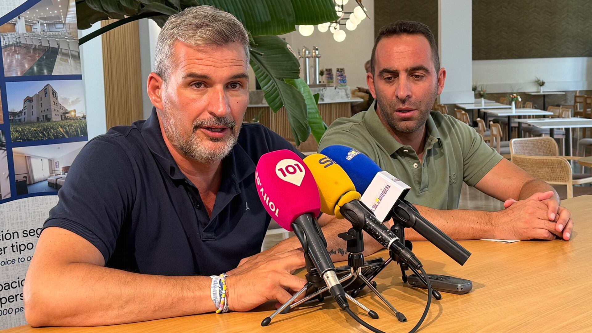 Rueda de prensa del presidente del Antequera CF, Ángel González, y el director deportivo, Alberto Aguilar