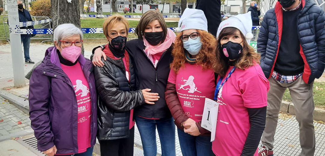 Aránzazu Bleda con la presidenta y otras compañeras de AMAC y la concejala de Atención de las personas