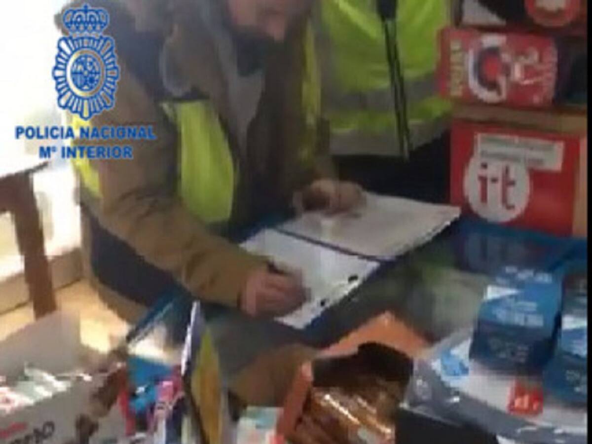 Arrestados por usurpar identidades de clientes de su locutorio para blanquear