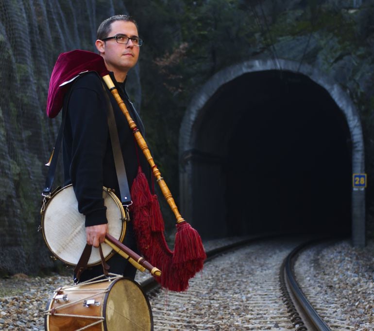 El próximo sábado, 5 de mayo a las 20 horas el gaitero berciano Diego Bello presentará su disco #tocandobajoteito en el Teatro Bergidum