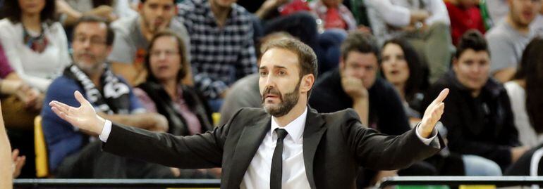 GRA234. BILBAO- El entrenador del Bilbao Basket Sito Alonso da instrucciones a sus jugadores durante el partido de la Liga ACB contra el Movistar Estudiantes disputado esta tarde en el Bilbao Arena. EFE Luis Tejido