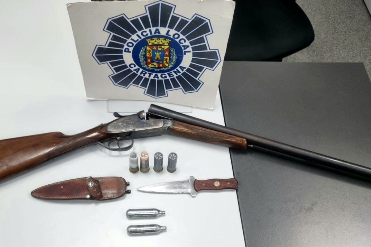 Detenidas dos personas por tenencia ilícita de armas, amenaza y robo