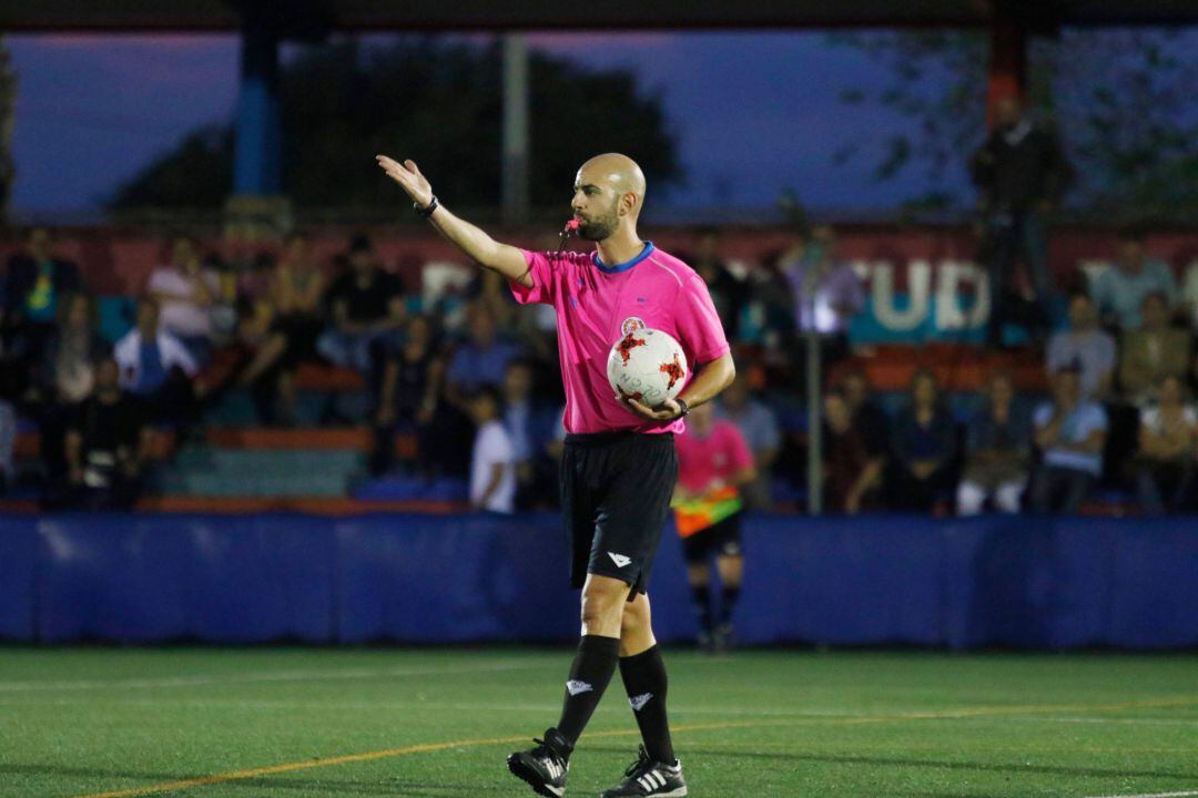 Bernabeu Peña ejerciendo como árbitro en activo