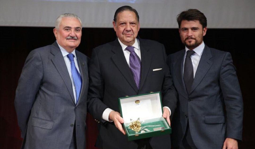 Imagen de archivo de Pepe Moreno el día que su Hermandad de Los Gitanos recibió la Rosa de Pasión de Cruz de Guía