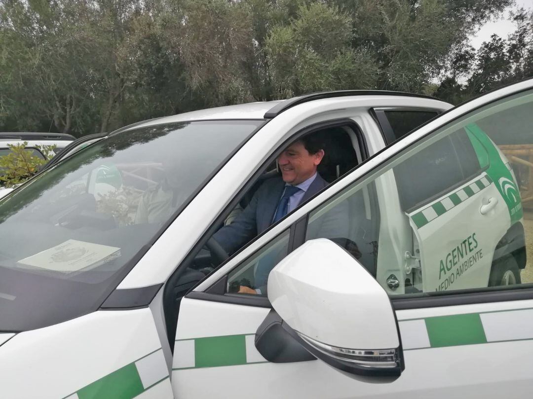 La Junta entrega siete nuevos vehículos a los agentes de Medio Ambiente de la provincia