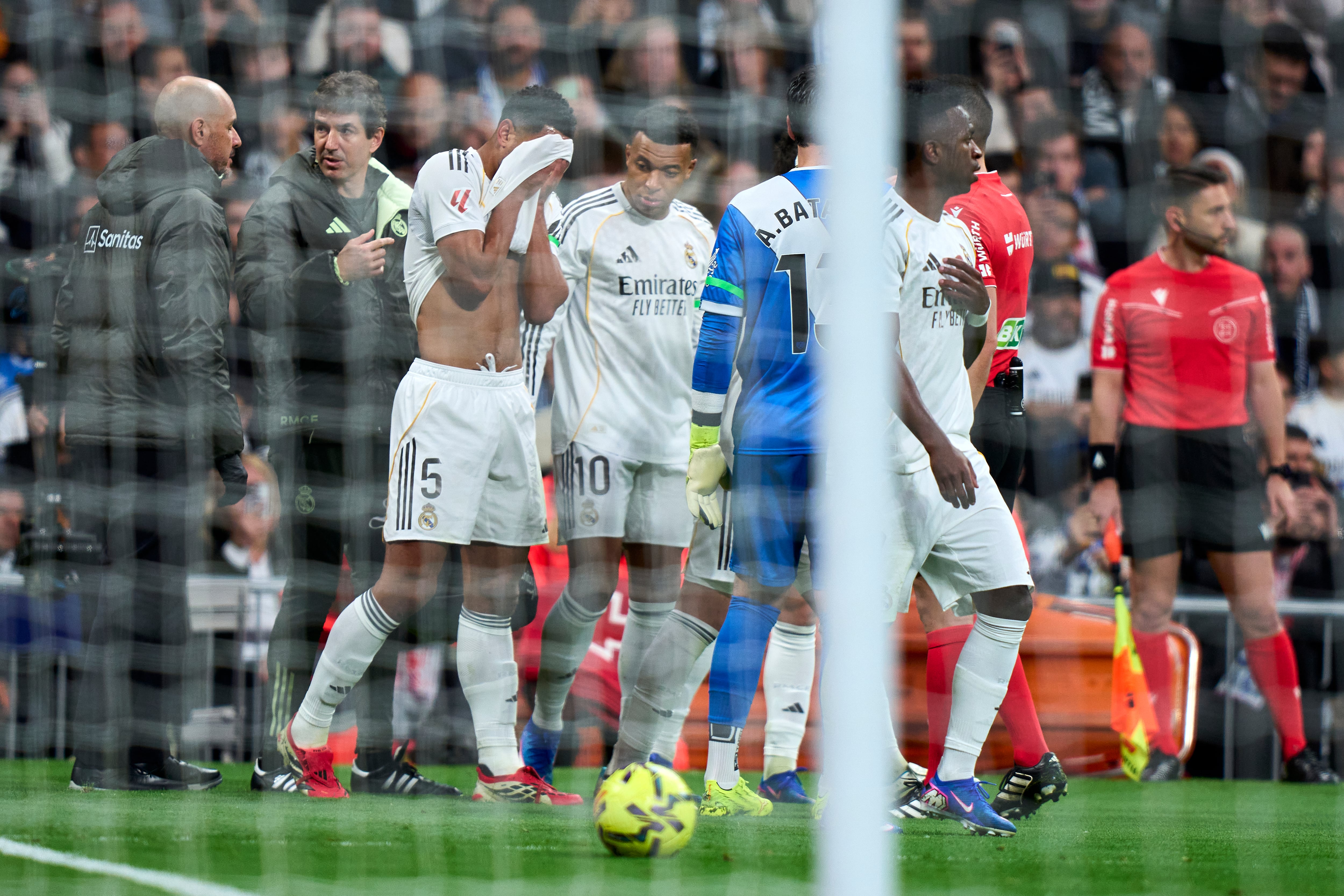 Bellingham se retira del campo ante el Rayo Vallecano tras su lesión