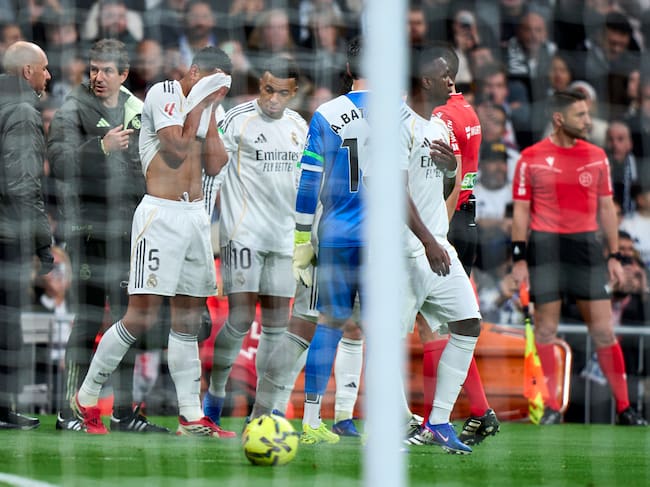 Bellingham se retira del campo ante el Rayo Vallecano tras su lesión