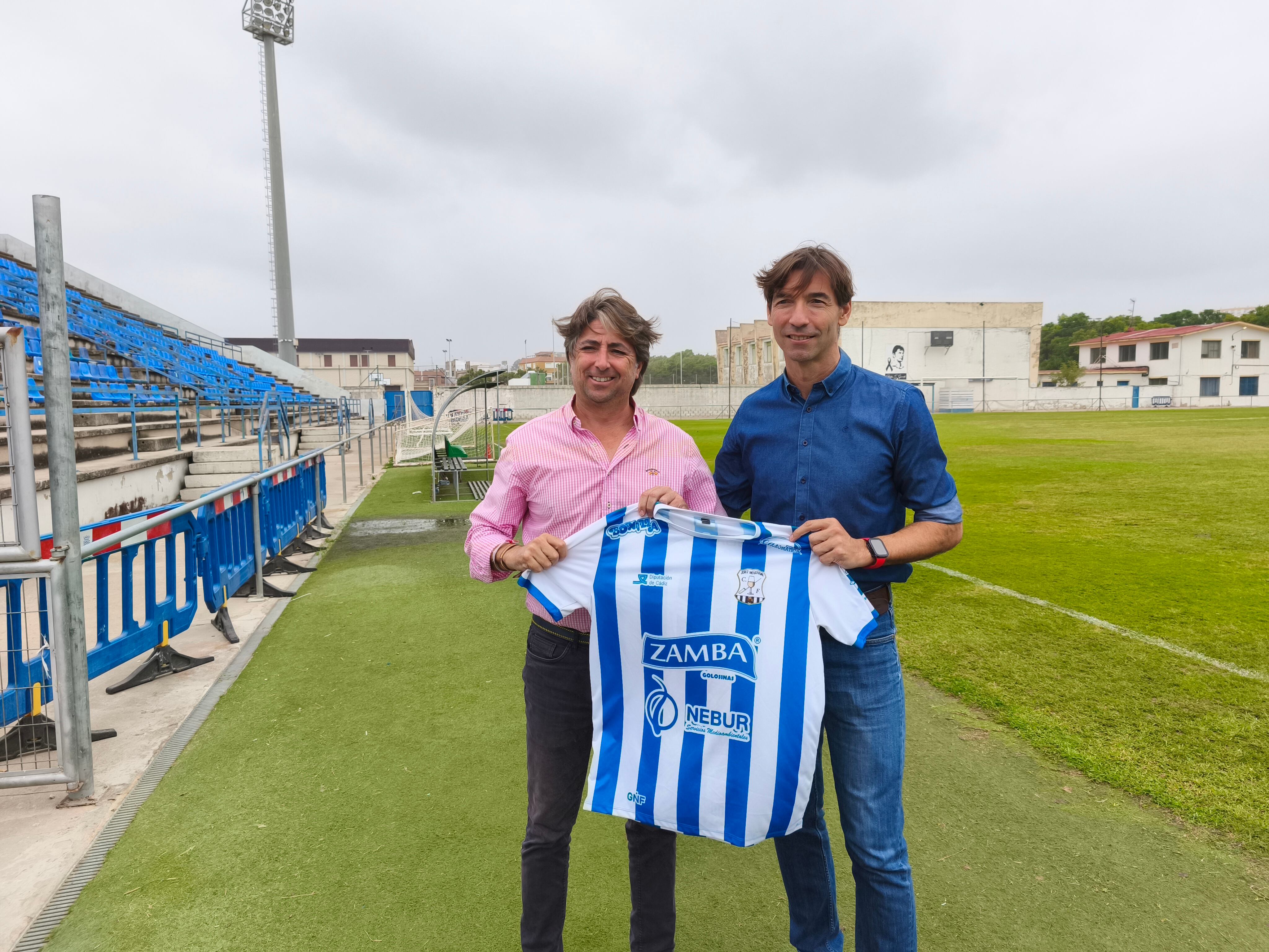 Selu durante su presentación como director deportivo del Jerez Industrial. Junto a él Rubén González, presidente del club