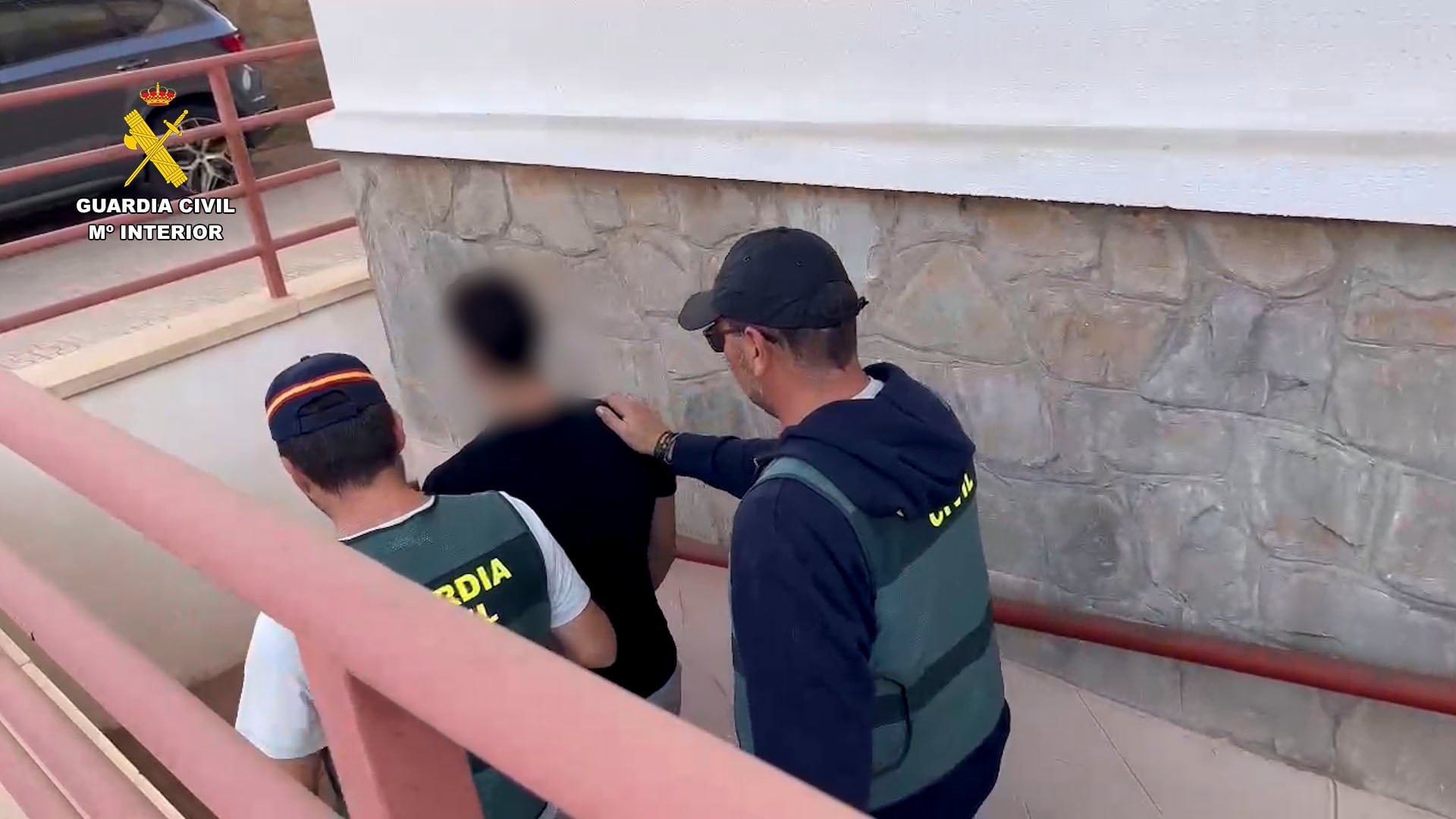 El Equipo de Homicidios de la Unidad Orgánica de Policía Judicial de la Guardia Civil de Almería ha detenido a dos jóvenes, uno menor, por causar la muerte de forma violenta de un hombre a finales de noviembre con el fin de robarle el móvil y la cartera en Níjar (Almería).