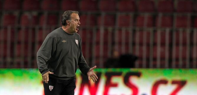 El entrenador argentino Marcelo Bielsa grita a sus jugadores durante la derrota del Athletic ante el Spartak en Praga