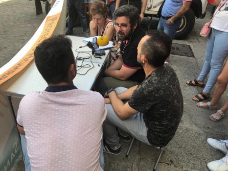 Un momento de la tertulia realizada con Usuarios de Proyecto Hombre en la Plaza Mayor de Plasencia con motivo del día internacional contra el uso indebido y tráfico ilícito de drogas